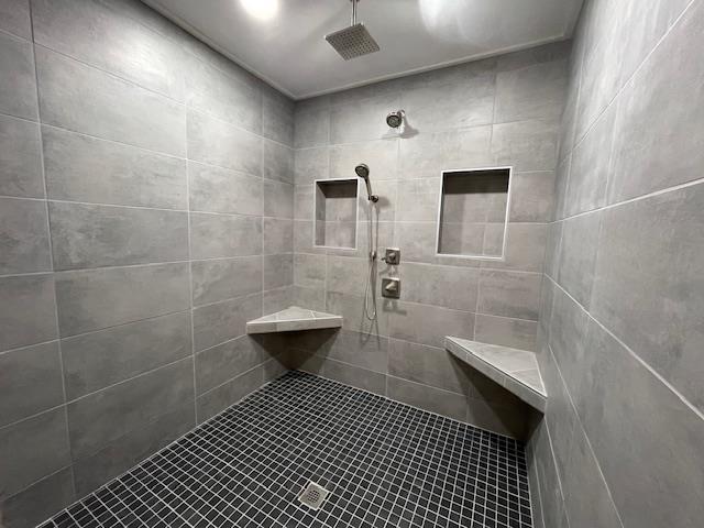 bathroom featuring tiled shower