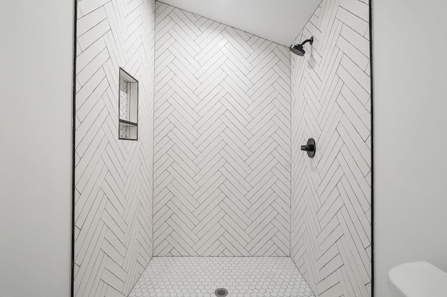 bathroom featuring tiled shower