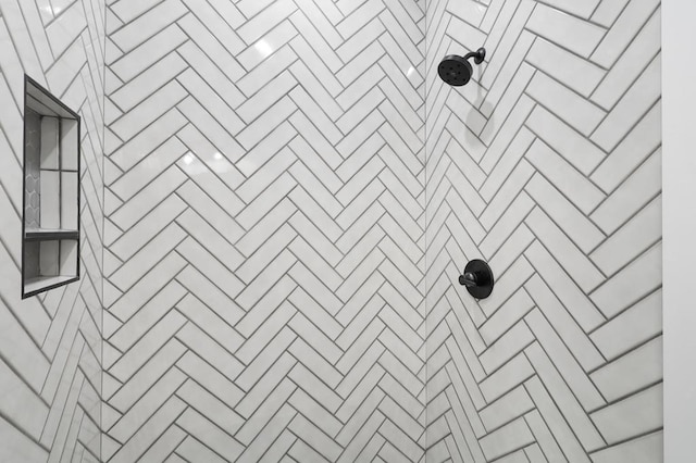 room details featuring a tile shower