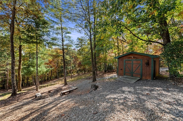 view of yard with a shed