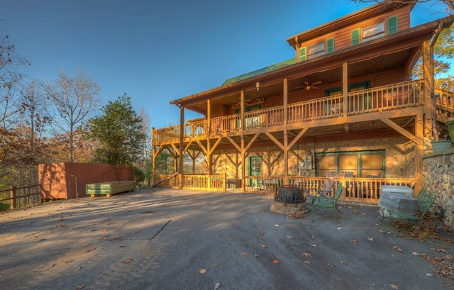 view of front of home featuring ceiling fan, a balcony, and a patio area