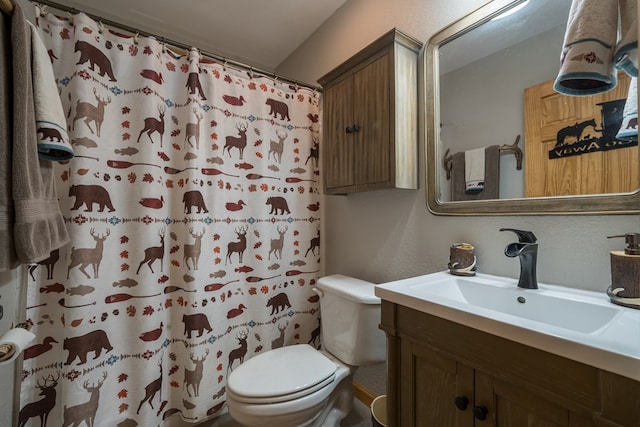 full bathroom featuring curtained shower, vanity, and toilet