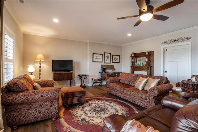 living area featuring ceiling fan, recessed lighting, wood finished floors, baseboards, and ornamental molding