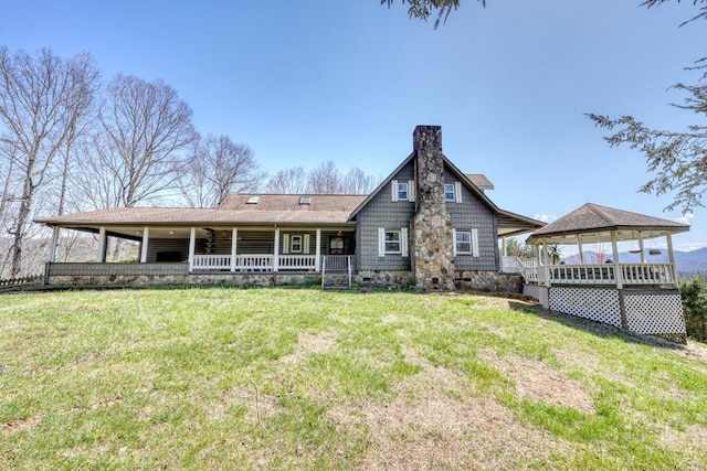 back of house featuring a lawn