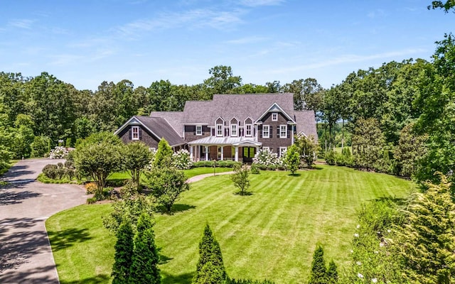 view of front of property featuring a front yard