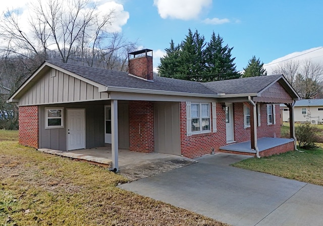 ranch-style home with a front lawn and a porch