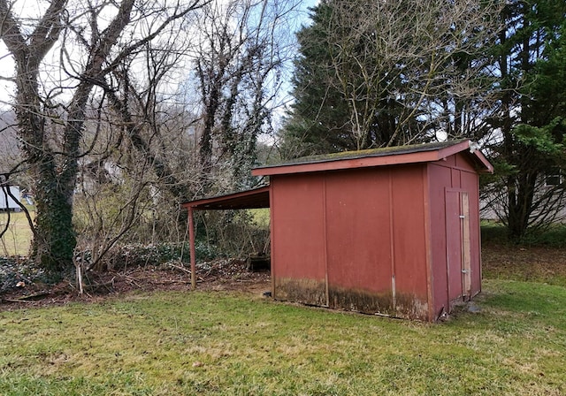 view of outbuilding featuring a lawn