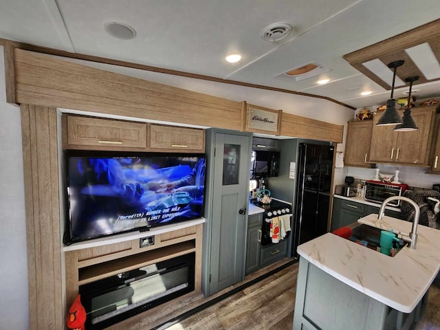 kitchen with dark wood finished floors, visible vents, hanging light fixtures, a sink, and black appliances