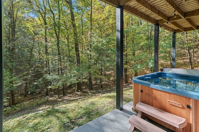 view of yard featuring a hot tub