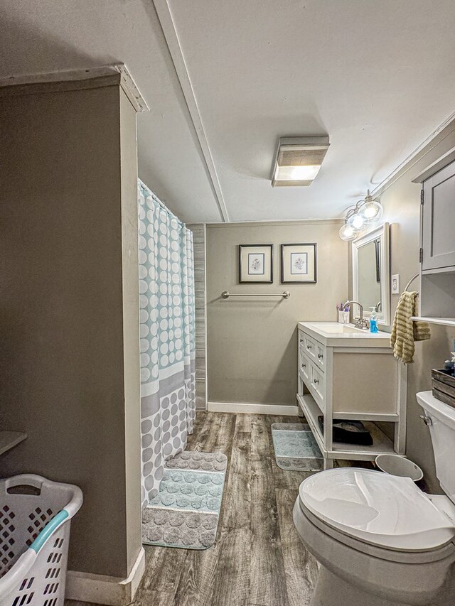 390 Pinebark Ln, Murphy, NC 28906 - full bath featuring wood finished floors, toilet, vanity, baseboards, and curtained shower