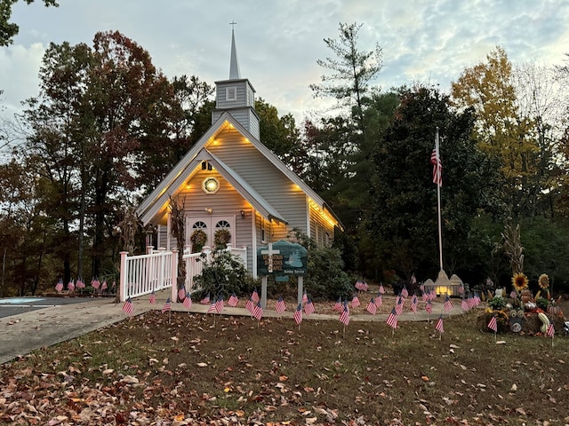 view of front of property featuring a porch