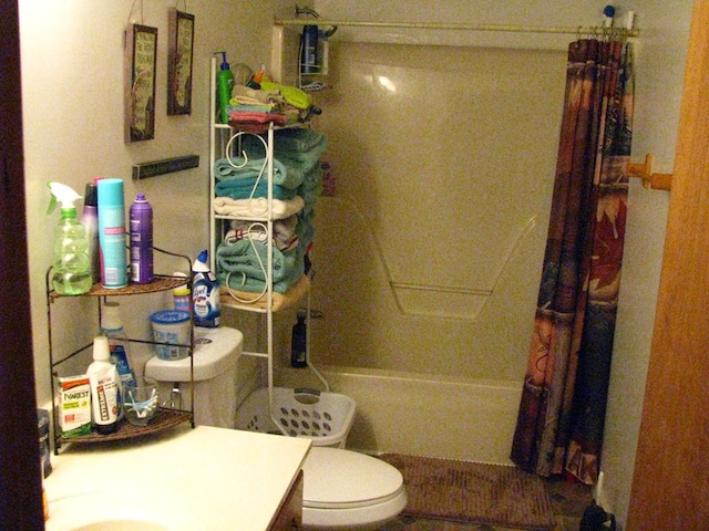 bathroom featuring toilet and shower / tub combo