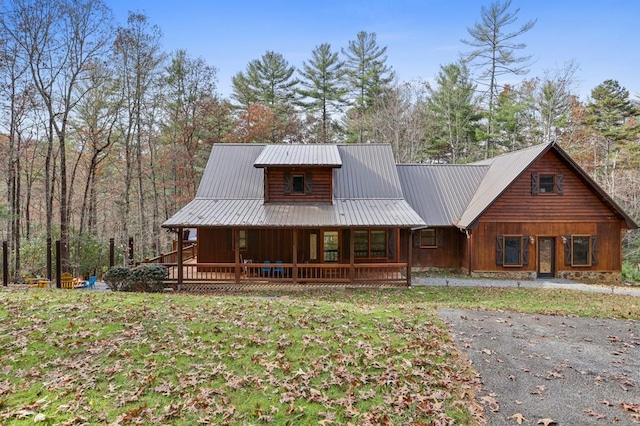 view of front of property with a front lawn and covered porch