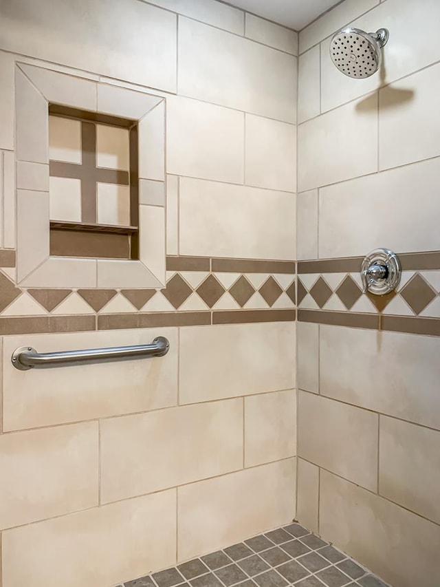 bathroom featuring tiled shower