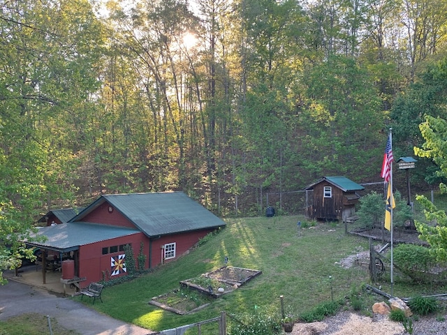 view of yard featuring a shed