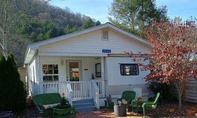 view of front facade with covered porch