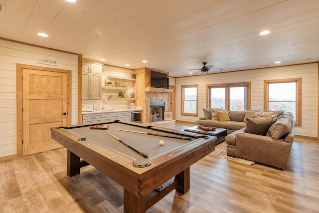 playroom with ceiling fan, a sink, light wood-style floors, beverage cooler, and recessed lighting