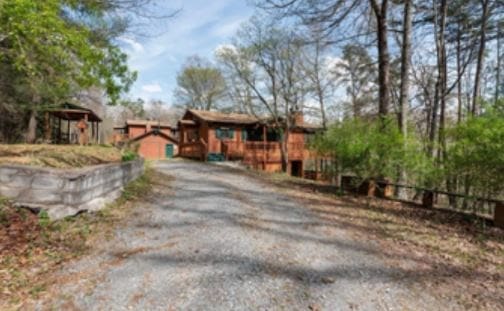 view of front facade featuring gravel driveway