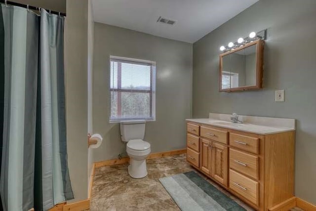 full bathroom with baseboards, visible vents, toilet, curtained shower, and vanity