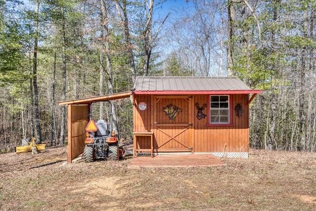 view of outbuilding featuring an outbuilding and a wooded view