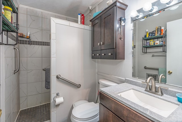 full bath with tiled shower, toilet, and vanity