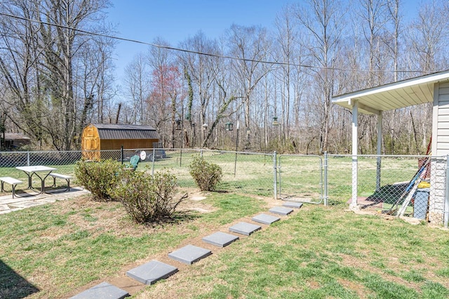 view of yard with a gate and an outbuilding