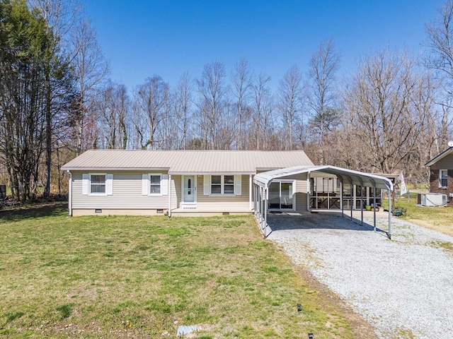 view of front of home featuring a carport, gravel driveway, a front yard, crawl space, and metal roof