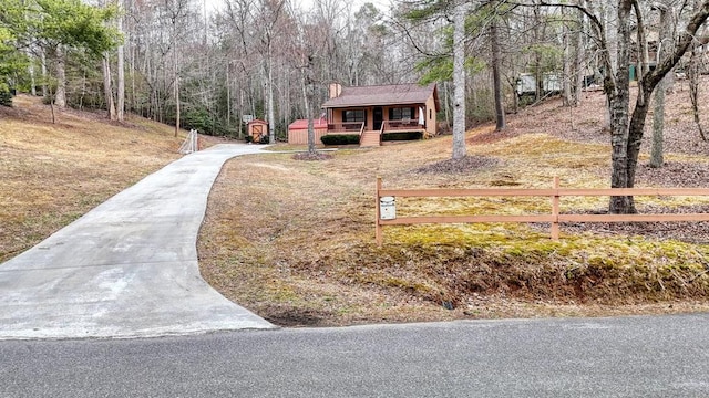 view of front facade with covered porch and a fenced front yard