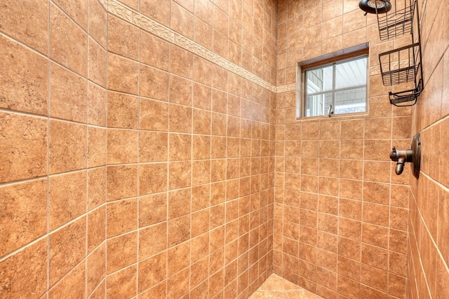 bathroom featuring a tile shower