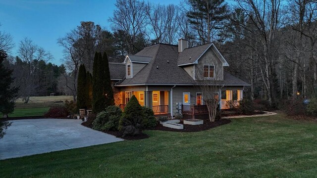 view of front of property with a front yard