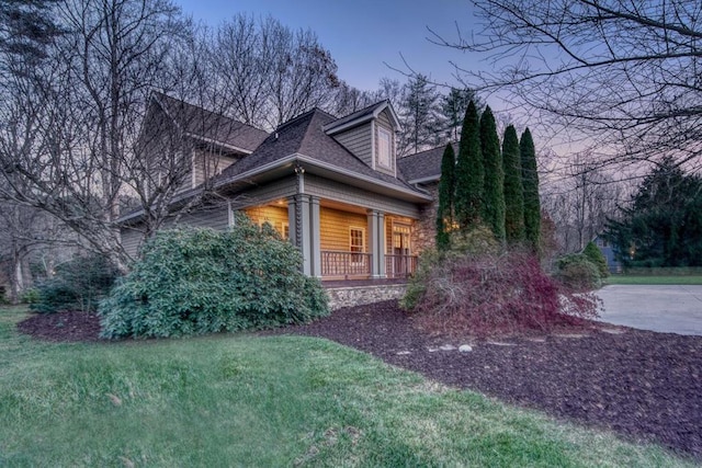 view of front facade with covered porch and a front lawn