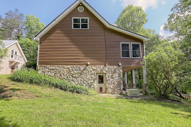 view of side of property featuring a yard