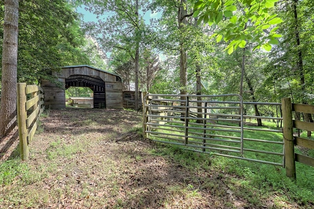 view of yard with an outbuilding