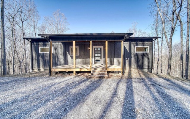 view of front of property featuring covered porch