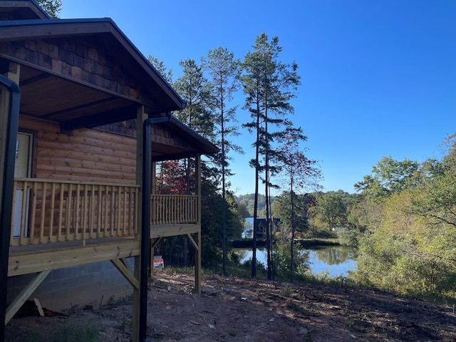 view of yard featuring a water view