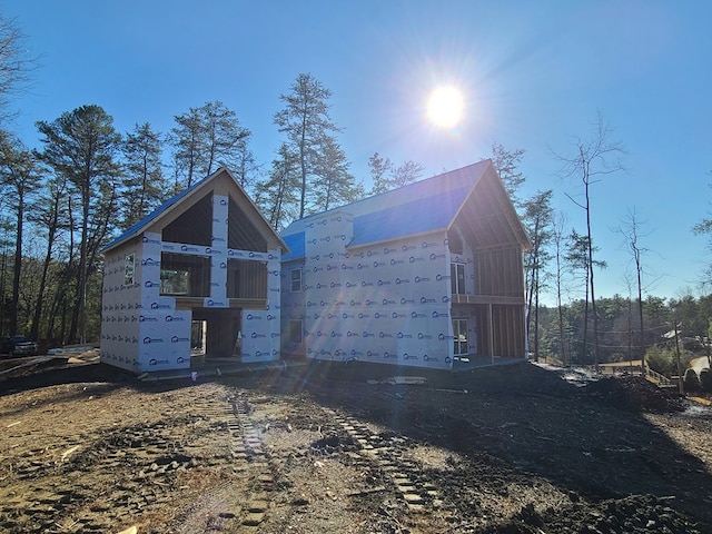 view of front of property featuring an outdoor structure