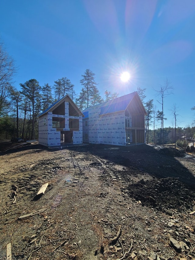 view of front of property featuring an outbuilding