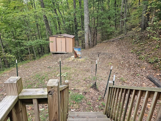 view of yard featuring a storage shed