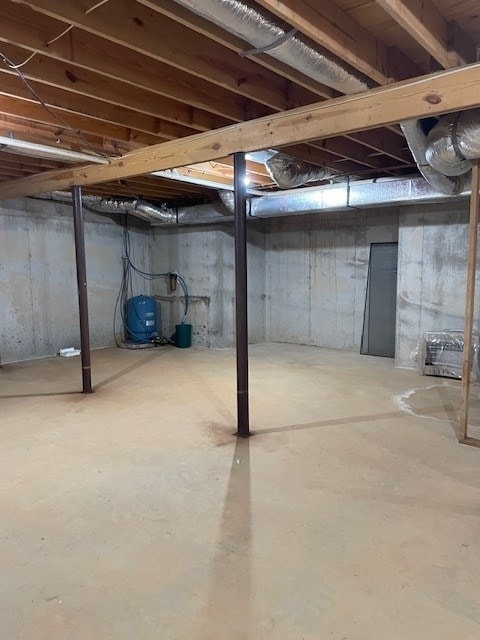 629 Camp Branch Rd, Ellijay, GA 30540 - unfinished below grade area with a water pressure tank