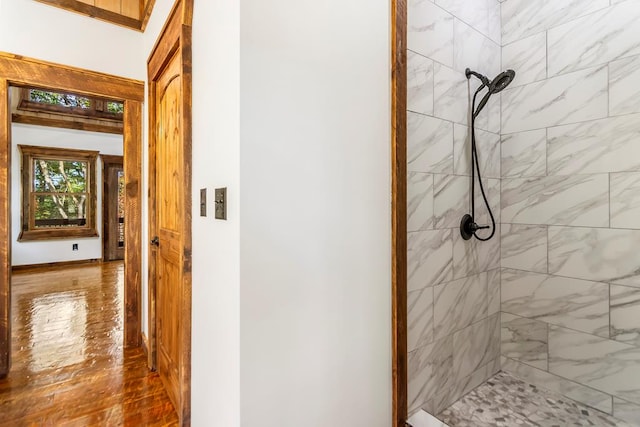 bathroom featuring a tile shower