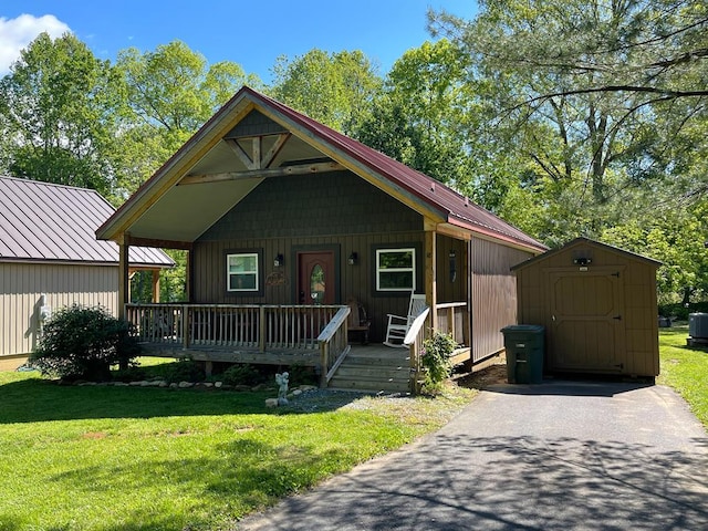view of front of property with an outdoor structure, a front lawn, and a storage unit