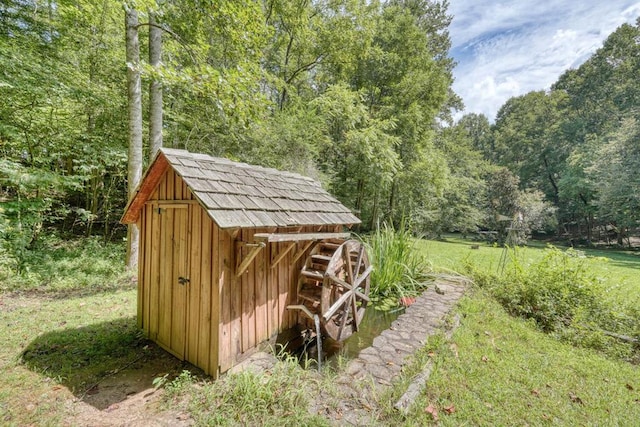 view of outdoor structure with a yard