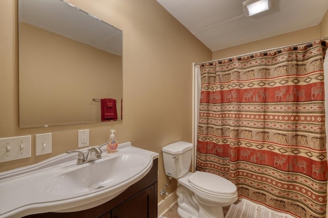 full bath featuring vanity, lofted ceiling, toilet, baseboards, and a shower with shower curtain