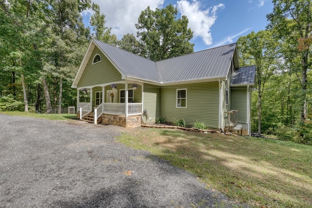 view of front of property featuring a porch and a front yard