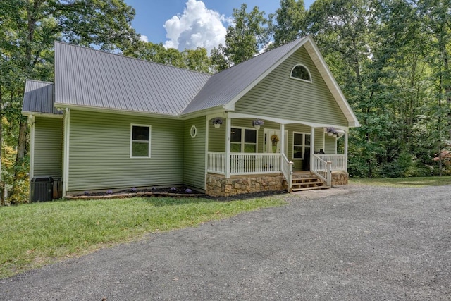 view of front of home featuring a porch, central AC unit, and a front yard