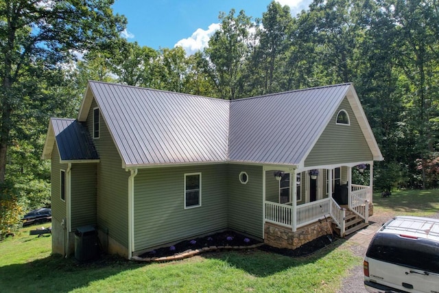 view of front of home featuring a front yard and a porch