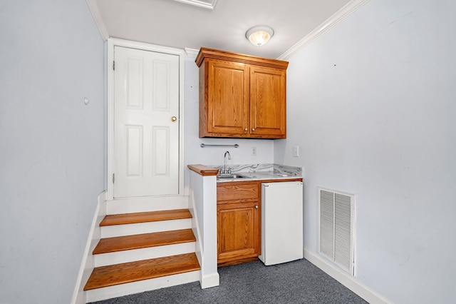 226 Euharlee Five Forks Rd, Kingston, GA 30145 - bar area featuring a sink, baseboards, carpet, and fridge