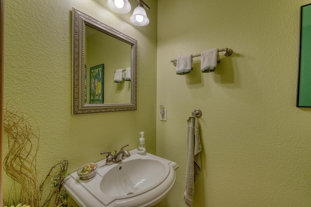 bathroom featuring sink