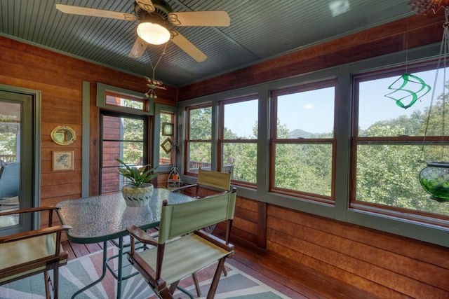 sunroom with ceiling fan