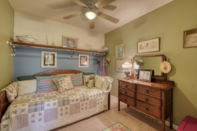 carpeted living room with ceiling fan